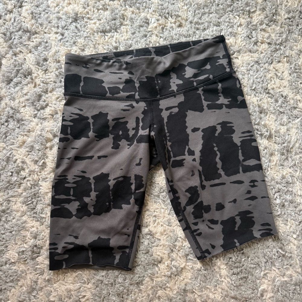 ALO Yoga Black and Gray Patterned Shorts